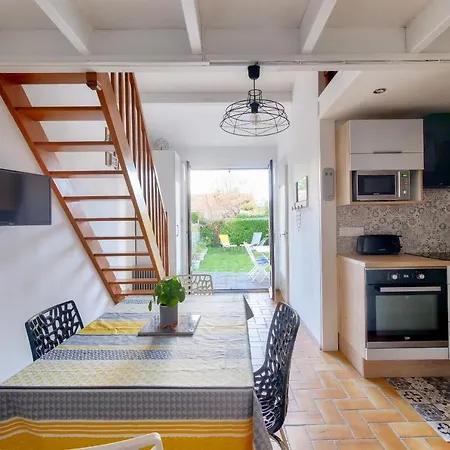 280m De La - Piscine - Sejour A 4 *