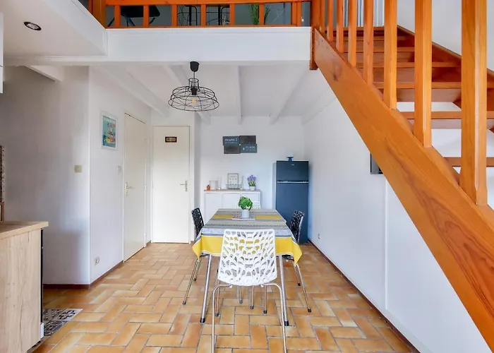 Hébergement de vacances 280m De La - Piscine - à 4 *