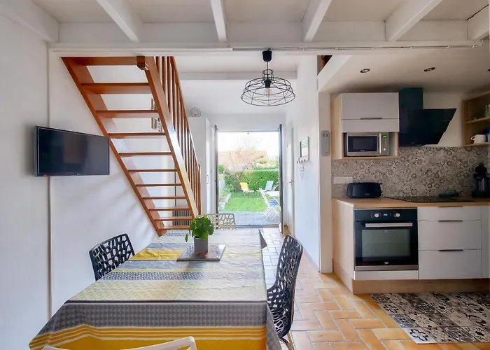 280m De La - Piscine - à 4 *